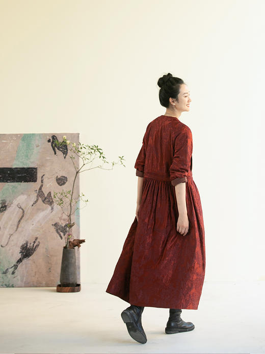 牧衣游原创提花丝麻连衣裙新款光泽丰盈红色V领禅意宽松长裙 芥拾 商品图3