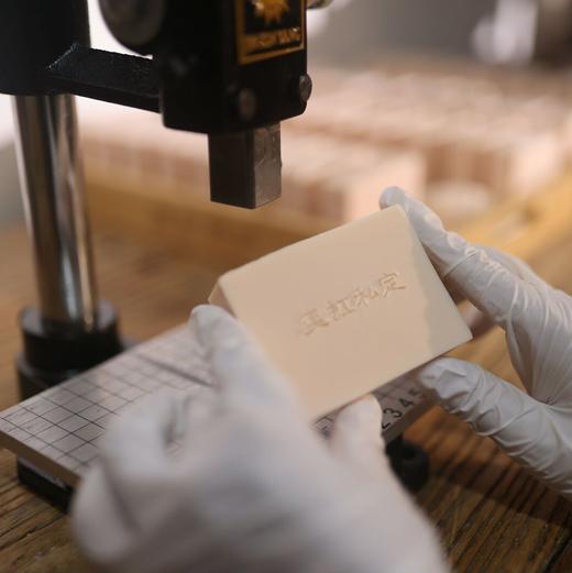 奕虹定制芳疗师椰油茶树茜草家事皂，纯天然手工制作 不仅能去除污垢油脂 还可清洗果盘贴身衣物 温和不刺激 安全0添加，有精油香 商品图4