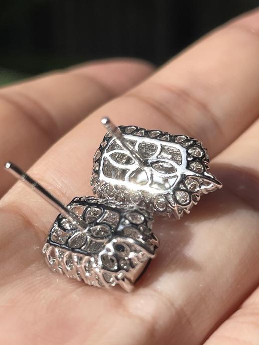 547178 翡翠高冰正阳绿耳钉 通透水润，玉质细腻，翠色鲜艳，18k金奢华钻石镶嵌 裸石尺寸：9.6-5.5-1.5mm约 超值价：18180 商品图4