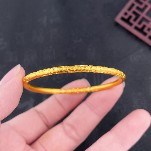 【限时克减150元】足金999.99 五9古法固口手镯缠枝纹花卉圆管手镯（面宽约3.4-3.8mm，厚约3.4mm）(ACGFSZ00002)（预售产品下单后不退款不退货不换货不补差价） 商品图3
