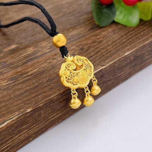 【限时克减150元，工费7折】足金999.9 #小红书 古法黄金挂绳双面镂空福字铃铛如意福字锁包吊坠网红锁包（含珠子）(ANWZGFDZ00312-7)（预售产品下单后不退款不退货不换货不补差价） 商品图1