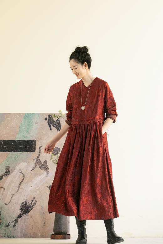 牧衣游原创提花丝麻连衣裙新款光泽丰盈红色V领禅意宽松长裙 芥拾 商品图5