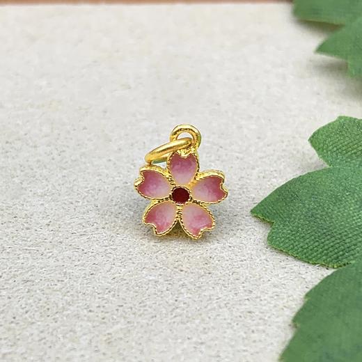 【限时7.5折】【定价黄金】足金 #高温珐琅 古法高温烧蓝高温珐琅空心樱花吊坠挂件(AKGFDZ00039)预售产品下单后不退款不退货不换货不补差价 商品图1