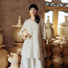 绽放536朵/高端进口手织亚麻棉浅色粉条纹V领七分袖短款连衣裙子