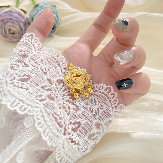 【限时克减150元】足金 #儿童/宝宝 3D硬金双面铃铛镂空如意福字锁包吊坠网红锁包吊坠（铃铛不响）(AR3DDZ00169-1)（预售产品下单后不退款不退货不换货不补差价） 商品图2