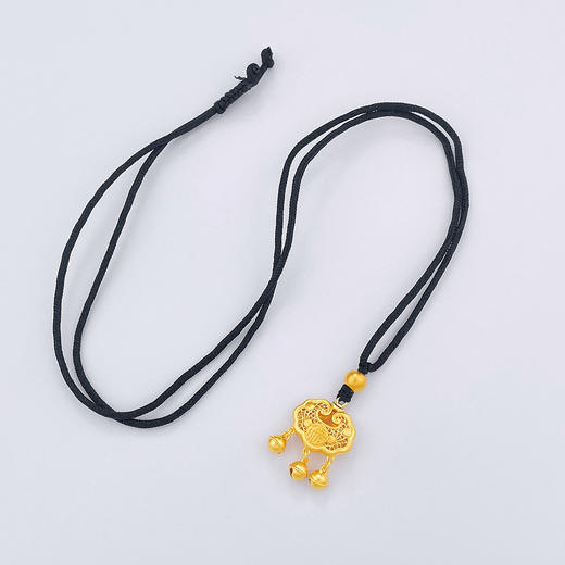 【限时克减150元，工费7折】足金999.9 #小红书 古法黄金挂绳双面镂空福字铃铛如意福字锁包吊坠网红锁包（含珠子）(ANWZGFDZ00312-7)（预售产品下单后不退款不退货不换货不补差价） 商品图2