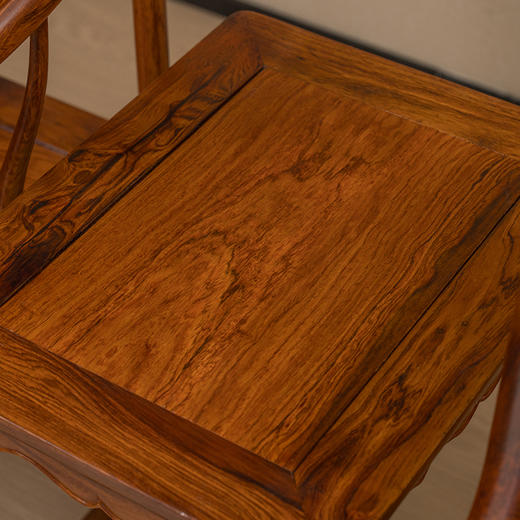 二十世纪 黄花梨螭龙纹圈椅成套（两椅一几） 商品图3