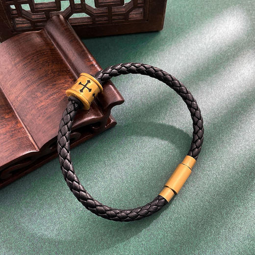 【限时7.5折】【定价黄金】足金 #电黑金 3D硬金电黑金十字信念图文不可调节黑编织皮绳手链成品手串（扣饰材质为合金，绳约5mm）(RFXMB0060-A)（预售产品下单后不退款不退货不换货不补差价） 商品图0