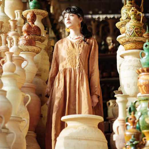 绽放586朵/【苏木系列】炒色苎麻琥珀橙色绣花宽松长袖开衫连衣裙 商品图0