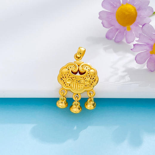 【限时7.5折】【定价黄金】足金 #儿童/宝宝 3D硬金双面铃铛镂空如意福字锁包吊坠网红锁包吊坠（铃铛不响）(AR3DDZ00169)（预售产品下单后不退款不退货不换货不补差价） 商品图0