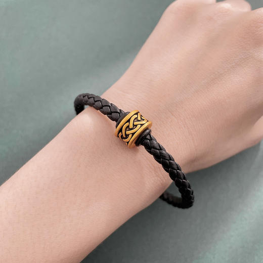 【限时7.5折】【定价黄金】足金 #电黑金 #情侣 3D硬金电黑金力量图文不可调节黑编织皮绳手链成品手串（扣饰材质为合金，绳约5mm）(RFXMB0064-A)预售产品下单后不退款不退货不换货不补差价 商品图2