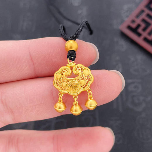 【限时克减150元，工费7折】足金999.9 #小红书 古法黄金挂绳双面镂空福字铃铛如意福字锁包吊坠网红锁包（含珠子）(ANWZGFDZ00312-7)（预售产品下单后不退款不退货不换货不补差价） 商品图3