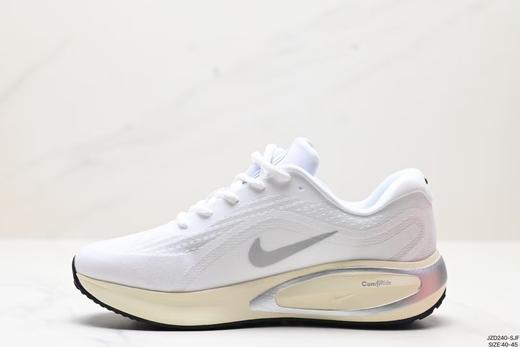 2024跑步鞋  使用了新型的缓震材料 脚感偏韧 后跟有加厚的海绵填充 商品图3