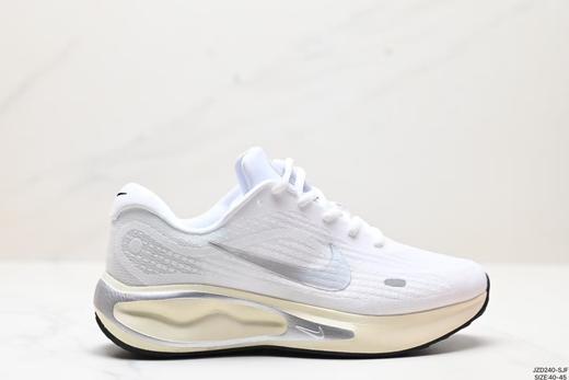 2024跑步鞋  使用了新型的缓震材料 脚感偏韧 后跟有加厚的海绵填充 商品图4