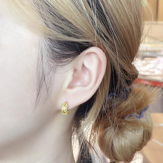 【限时克减128元】足金999 #皇冠 #热卖 5G黄金镂空花丝耳饰皇冠耳圈(AG5GES00137)（预售产品下单后不退款不退货不换货不补差价）（预售产品下单后不退款不退货不换货不补差价） 商品图3