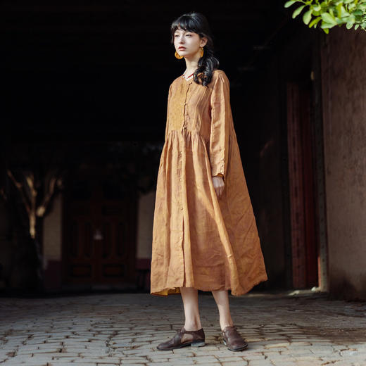 绽放586朵/【苏木系列】炒色苎麻琥珀橙色绣花宽松长袖开衫连衣裙 商品图3