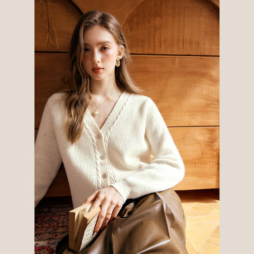 OLrain欧芮儿法式杏色针织衫女早秋2024年新款V领宽松珠片上衣 商品图3