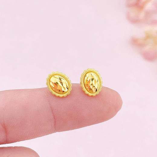 【限时7.5折】【定价黄金】足金999 5G黄金拉丝边框鱼鳞鸽子蛋耳饰耳钉(AG5GES00145)（预售产品下单后不退款不退货不换货不补差价）（预售产品下单后不退款不退货不换货不补差价） 商品图2