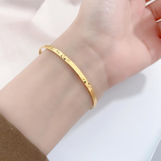 【限时克减150元】足金 碎碎冰 超轻 空心固口手镯镜面金碎碎冰固口线镯（面宽约2.6-3.0mm，厚约1.2mm)(AISZ00633-1)（预售产品下单后不退款不退货不换货不补差价） 商品图2