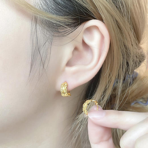 【限时克减128元】足金999 #皇冠 #热卖 5G黄金镂空花丝耳饰皇冠耳圈(AG5GES00137)（预售产品下单后不退款不退货不换货不补差价）（预售产品下单后不退款不退货不换货不补差价） 商品图4