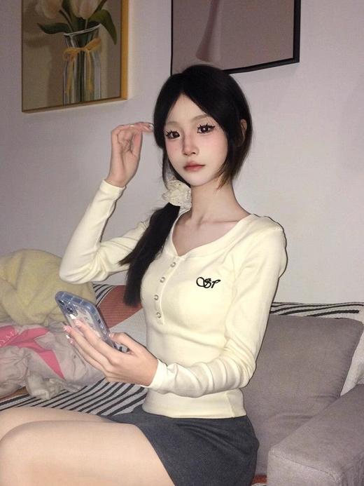 【正肩V领纽扣刺绣长袖t恤】秋季新款 内搭打底衫 修身显瘦辣妹上衣潮  商品图3