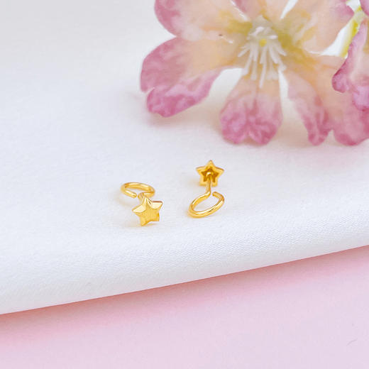 【限时克减128元】足金999 5G黄金砂面小星星耳钉(AG5GES00128)（预售产品下单后不退款不退货不换货不补差价） 商品图1