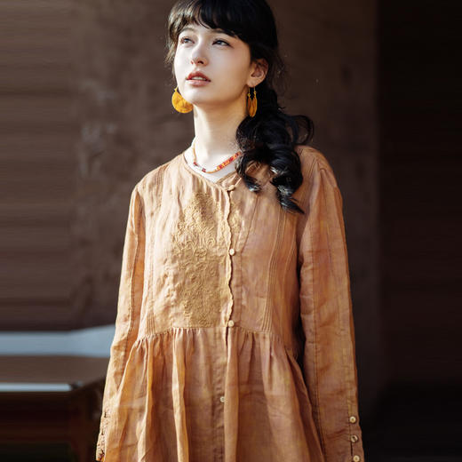 绽放586朵/【苏木系列】炒色苎麻琥珀橙色绣花宽松长袖开衫连衣裙 商品图2