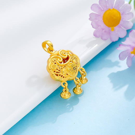 【限时克减150元】足金 #儿童/宝宝 3D硬金双面铃铛镂空如意福字锁包吊坠网红锁包吊坠（铃铛不响）(AR3DDZ00169-1)（预售产品下单后不退款不退货不换货不补差价） 商品图1