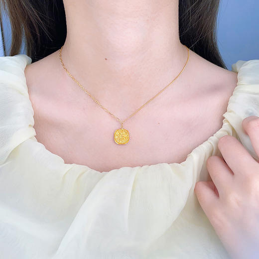 【限时克减150元】足金999 #小方糖 #小红书 （足金999字印）5G黄金调节AB项链绕线七彩小方糖几何方牌套链(5GTL01562)（预售产品下单后不退款不退货不换货不补差价 商品图4