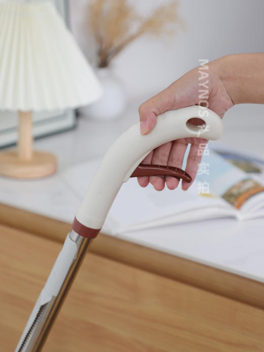 【MAYNOS喷水拖把】 🌟懒人清洁💦会喷水，干湿两用，29.9加送两块拖布！ ✅360°旋转拖头，清洁卫生无死角 ✅40cm加宽拖板，一体成型更耐用 商品图0