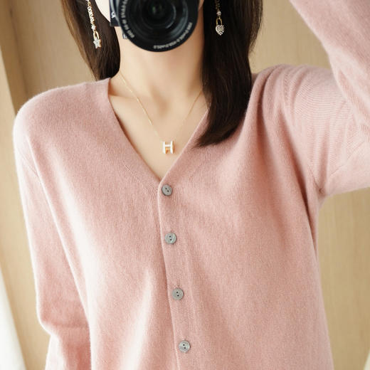 【简约优雅！空气感针织衫】开衫外套女针织打底衫V领长袖2024年春秋季新款外搭毛衣女装韩版，贴身穿敲舒适，云朵般的穿着体验。ry 商品图9