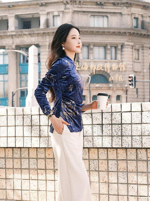 逸红颜明月优选 #复古蓝丝绒上衣「寻竹月」流光溢彩新中式，竹叶印花自带柔软与坚毅 商品图2