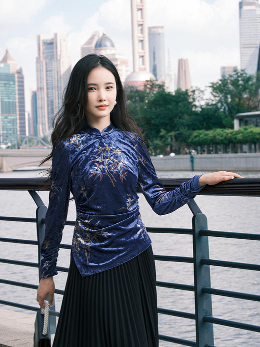 逸红颜明月优选 #复古蓝丝绒上衣「寻竹月」流光溢彩新中式，竹叶印花自带柔软与坚毅 商品图3