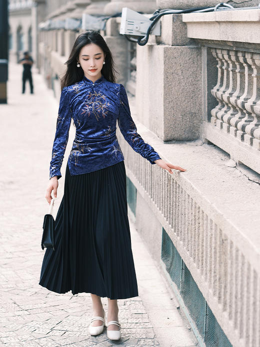 逸红颜明月优选 #复古蓝丝绒上衣「寻竹月」流光溢彩新中式，竹叶印花自带柔软与坚毅 商品图4