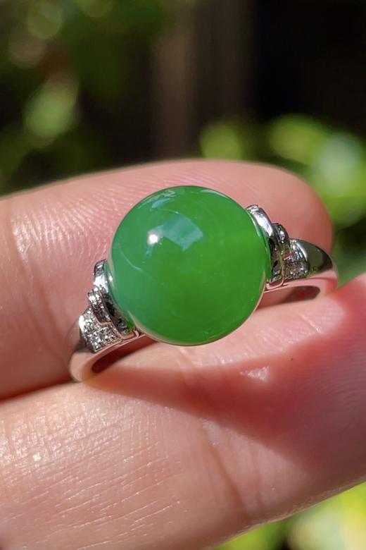 547197 翡翠高冰正阳绿珠珠戒指 饱满，通透水润，玉质细腻，翠色鲜艳，18k金奢华钻石镶嵌 裸石尺寸：珠珠10.0mm 超值价：30180 商品图0
