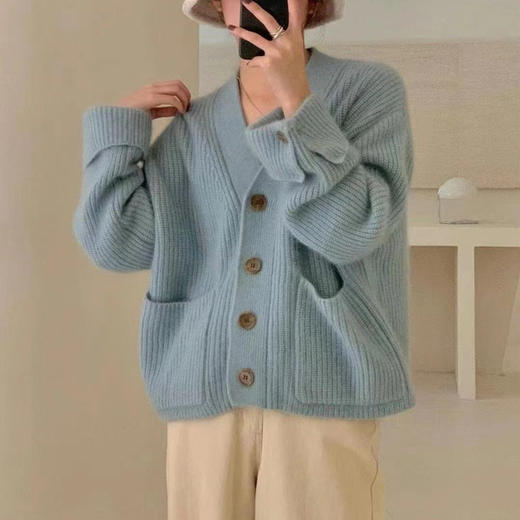 【宽松百搭！韩版V领软糯毛衣】女秋冬新款单排扣宽松百搭慵懒风针织开衫外套潮，宽松版型和单排扣设计。ry 商品图4