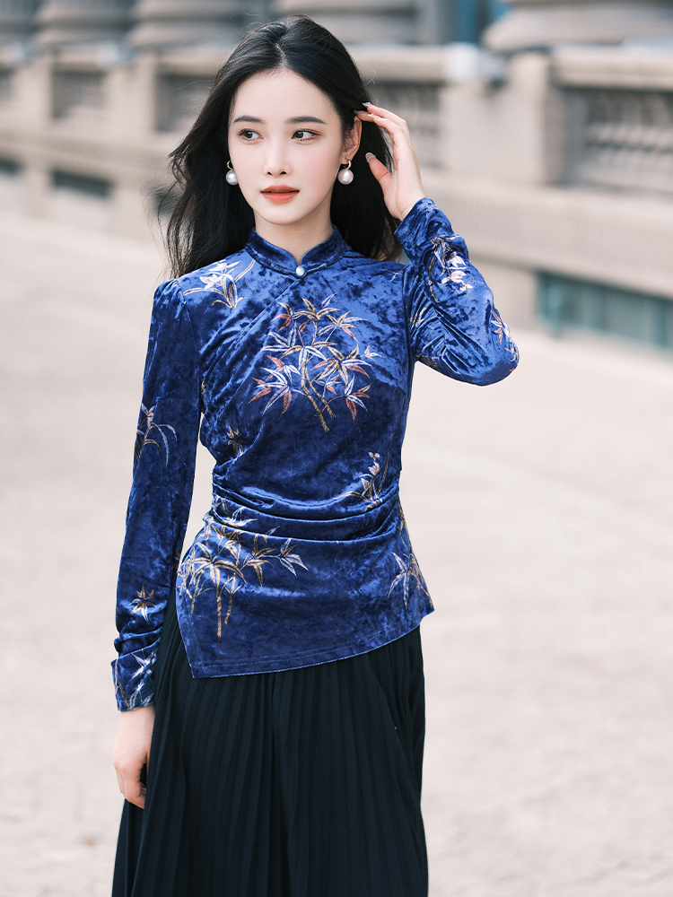 逸红颜明月优选 #复古蓝丝绒上衣「寻竹月」流光溢彩新中式，竹叶印花自带柔软与坚毅