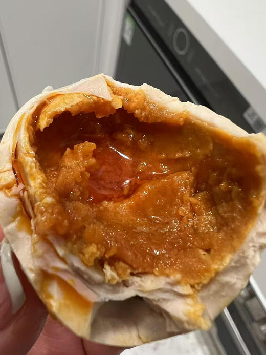 微山湖烤鸭蛋纯天然放养的鸭，每天只喝湖水，食五谷，觅虾食，这样的鸭蛋在经过烤制后，咸香柔嫩好吃不咸，取自天然，茶香四溢，个个起沙流油，美味可口，怎样吃都好吃！一组10个，大小随机！ 商品图0