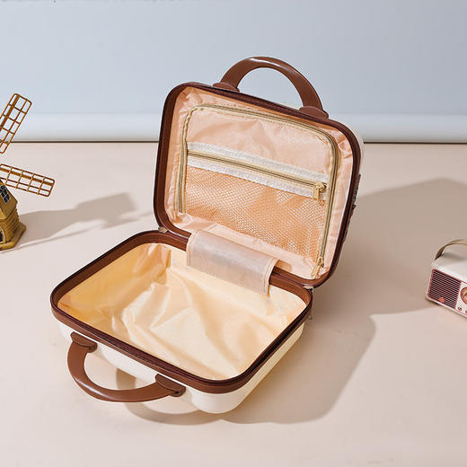 【小身材大容量❗️可爱小熊卡通行李箱】随心出行与你”箱“遇，三层复合结构，强韧抗摔/耐磨防刮/经久耐用，便携登机箱伴手礼盒收纳箱14寸L新年礼盒年货礼盒 商品图3