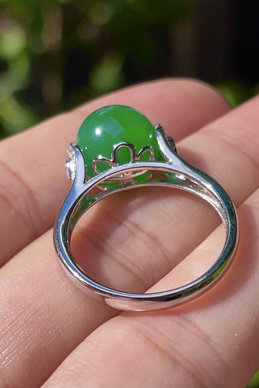 547197 翡翠高冰正阳绿珠珠戒指 饱满，通透水润，玉质细腻，翠色鲜艳，18k金奢华钻石镶嵌 裸石尺寸：珠珠10.0mm 超值价：30180 商品图3