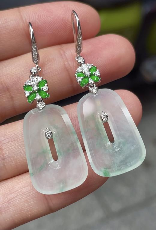 547205 翡翠高冰素牌大耳环 大件饱满， 通透水润，玉质细腻，翠色鲜艳，18k金奢华钻石镶嵌 裸石尺寸：22.7-14.6-3.5mm 超值价：26000 商品图1