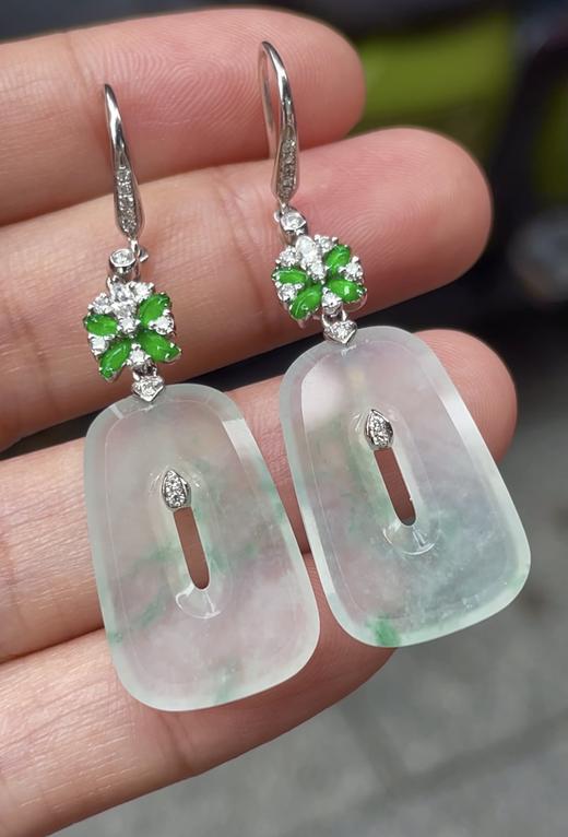 547205 翡翠高冰素牌大耳环 大件饱满， 通透水润，玉质细腻，翠色鲜艳，18k金奢华钻石镶嵌 裸石尺寸：22.7-14.6-3.5mm 超值价：26000 商品图0