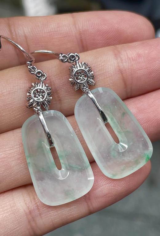 547205 翡翠高冰素牌大耳环 大件饱满， 通透水润，玉质细腻，翠色鲜艳，18k金奢华钻石镶嵌 裸石尺寸：22.7-14.6-3.5mm 超值价：26000 商品图4