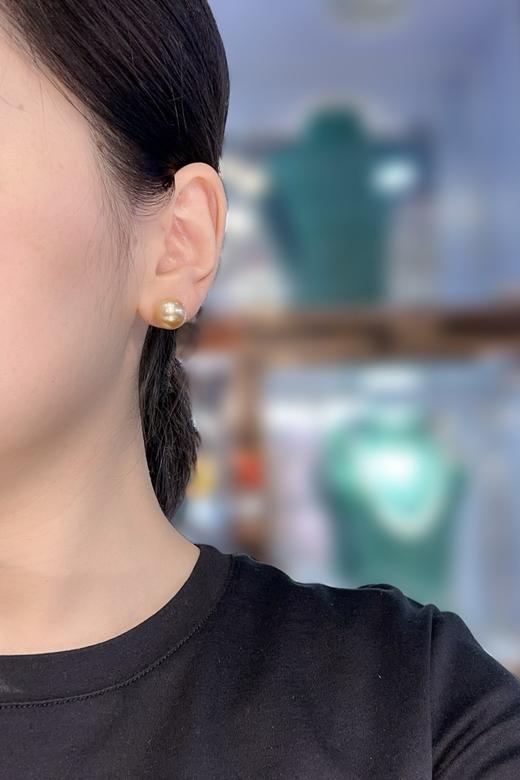 D519036 天然南洋金珍珠耳钉 18k金耳针款，珠子近圆顶级珠光表皮非常细腻光滑，完美度也高，关键这种形状上耳特别服贴 大小12-13mm 特价🉐2380/对 商品图5