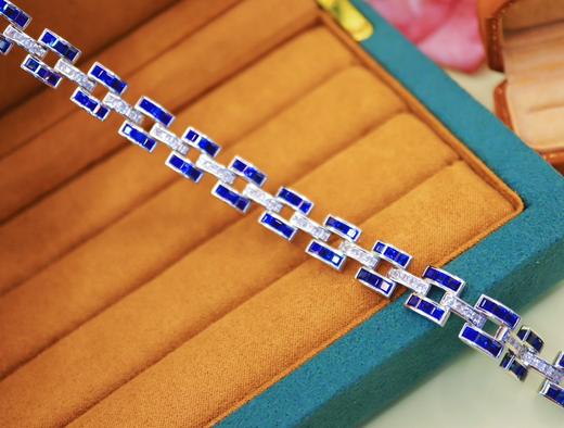 523118 皇家蓝蓝宝石手链 石重：11.3ct，总重：25.49g，白蓝宝：2.7ct/63颗 18K白金，真金真钻石 超值价：25780 商品图0