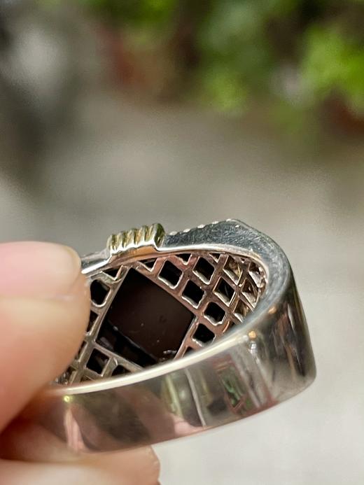 547215 翡翠冰墨翠马鞍戒指 大件饱满，通透水润，玉质细腻，翠色鲜艳，18k金奢华钻石镶嵌 裸石尺寸：13.9-10-3.2mm约 超值价：25580 商品图5