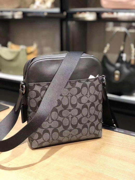 ¥1050🇺🇸✈️🇨🇳Coach男款经典飞行包，斜挎包，尺寸约23*28cm ，男士方块包 商品图1