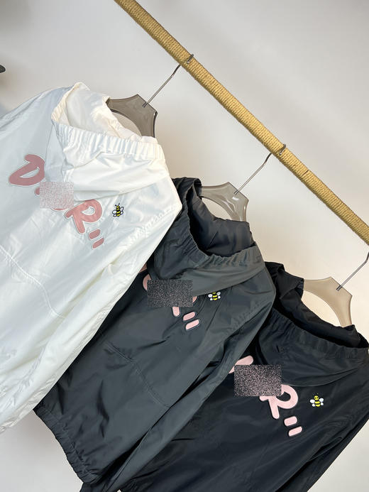 CD 2024秋季新款 宽松双层胸前刺绣小标高端帖皮绣 休闲连帽风衣外套 男女同款 特惠 Z-11919 商品图4