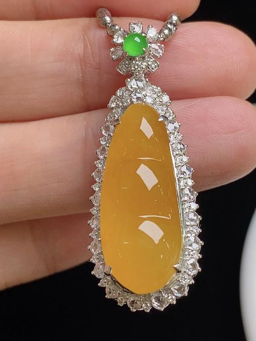 547223 翡翠高冰黄翡福豆 大件饱满，通透水润，玉质细腻，翠色鲜艳，18k金奢华钻石镶嵌 裸石尺寸：24.2-9.9-3.9mm约 超值价：21880 商品图3