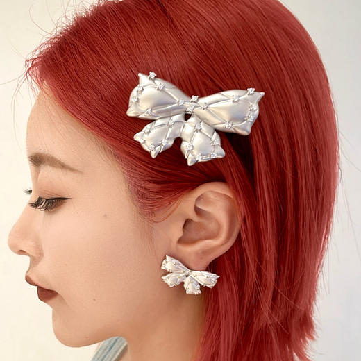 lost in echo2024秋季新款高级银色膨胀蝴蝶结枕头立体耳钉耳环女 商品图3